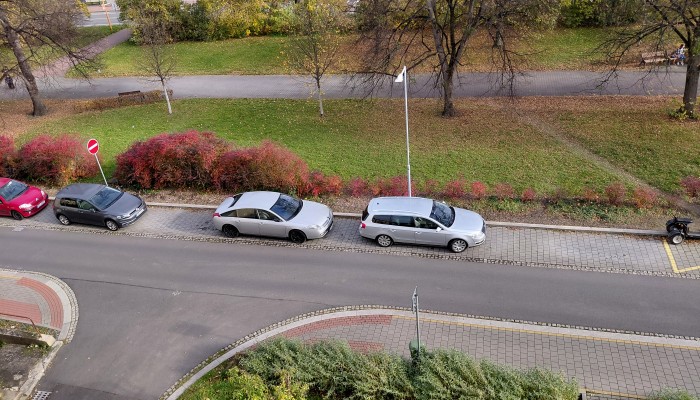 Vodorovné značení parkovacích stání + zábrany proti sedání ptáků na veřejné osvětlení