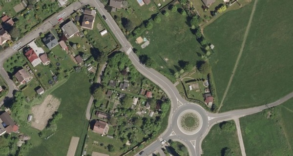 Plocha poblíž kruhového objezdu Via Lyžbice