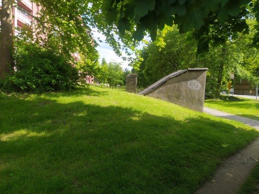 Oprava chodníku za domem na ul erbenova 798 802 a před vchodem 803.