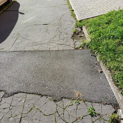 Rozpadající se chodník na ulici Erbenova 803 až 807