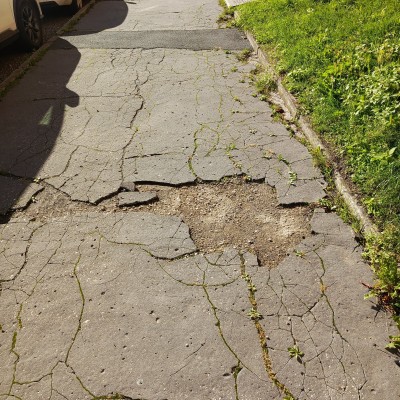 Rozpadající se chodník na ulici Erbenova 803 až 807