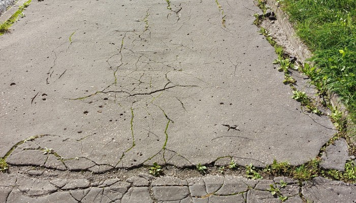 Rozpadající se chodník na ulici Erbenova 803 až 807