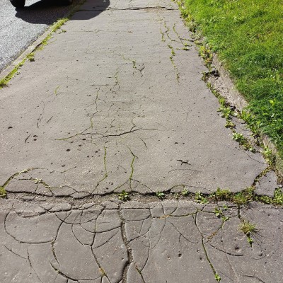 Rozpadající se chodník na ulici Erbenova 803 až 807