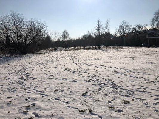 Komunitní zahrada s venkovním posezením a dětským hřištěm