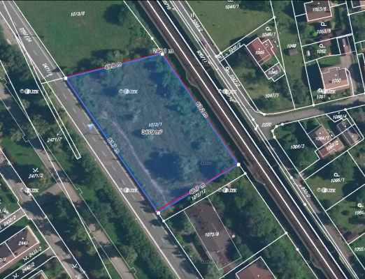 Komunitní zahrada s venkovním posezením a dětským hřištěm