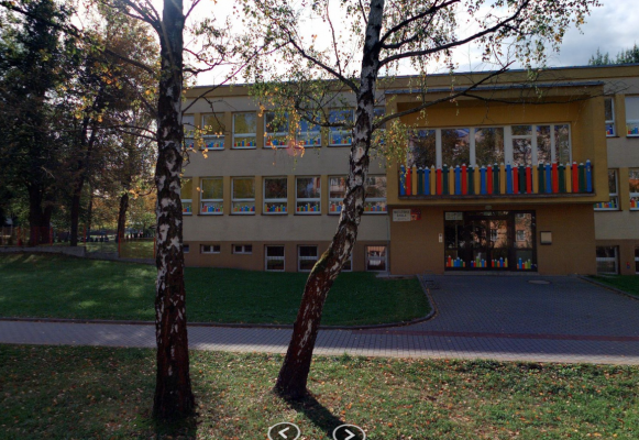 Lavička před MŠ Slezská