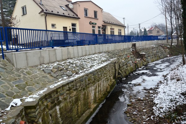 Opěrná zeď v Horní Líštné č.p.33