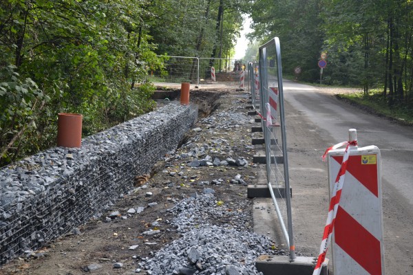 Výstavba chodníku a rekonstrukce komunikace na Podlesí