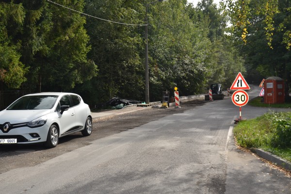 Výstavba chodníku a rekonstrukce komunikace na Podlesí