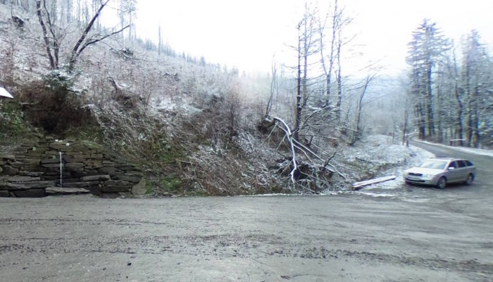 Parkování u studánky v Gutech - modrá značka