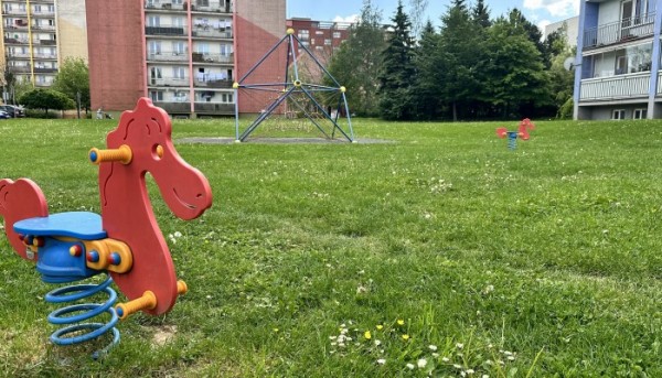 Dětské hřiště prostor u knihovny trinec