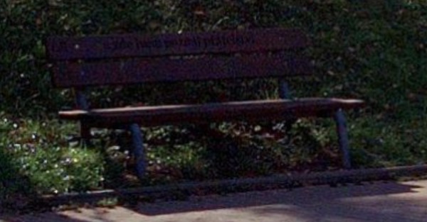 Lavička před MŠ Slezská